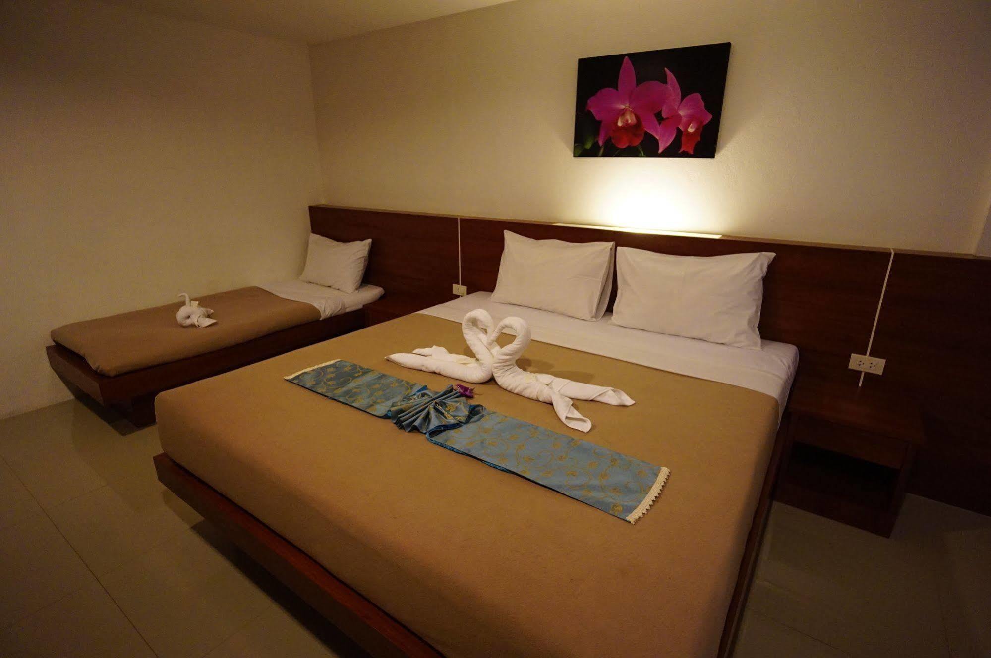 Phuthara Vandrerhjem Phuket